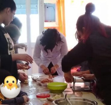 Ragazzi e eprsonale della comunità al lavoro